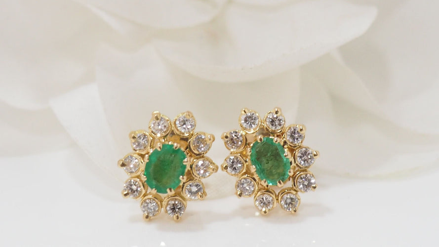Boucles d'oreilles Boucles d'oreilles marguerite en or jaune, émeraudes, diamants 58 Facettes 31991