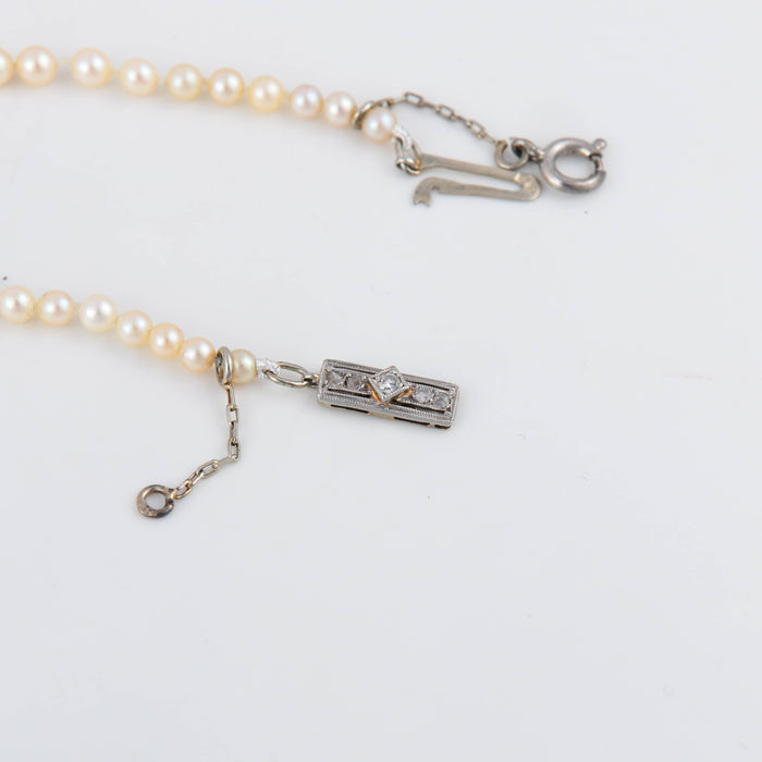 Collier Collier ancien de perles de cultures blanches, fermoir diamants 58 Facettes