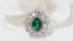 Bague 54 Bague entourage en or blanc, émeraude ovale et diamants 58 Facettes 31617