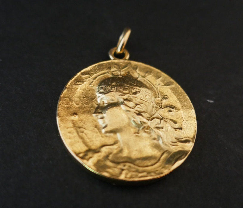 Pendentif Médaille Représentant Une Femme Casquée 58 Facettes 779975