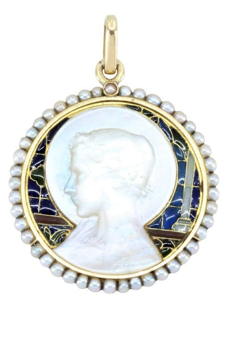 Pendentif MÉDAILLE VIERGE EN NACRE, PERLES ET PLIQUE À JOUR SIGNÉE VERNON 58 Facettes 054211