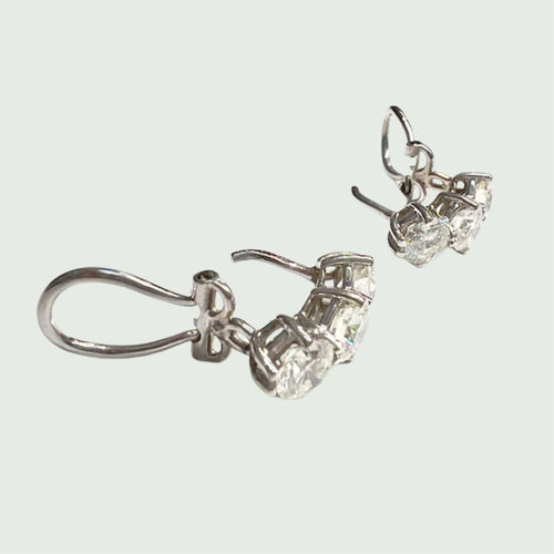 Boucles d'oreilles BOUCLES D'OREILLES en or 18 kt de design classique contemporain avec diamants 58 Facettes Q946A