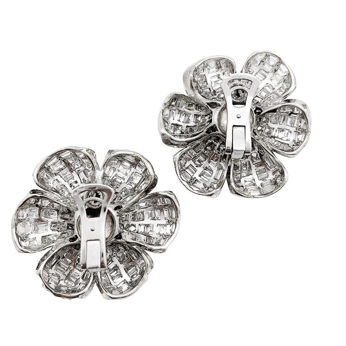 Boucles d'oreilles Boucles d'oreille fleurs en or blanc serties diamants baguette et ronds. 58 Facettes 30291