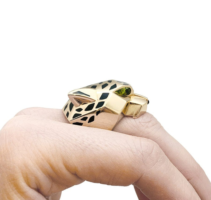 Cartier "Panthère" ring in yellow gold, peridots, lacquer, onyx worn in profile