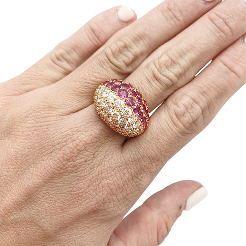 Bague 57 Bague dôme en or jaune diamants et rubis. 58 Facettes 30527