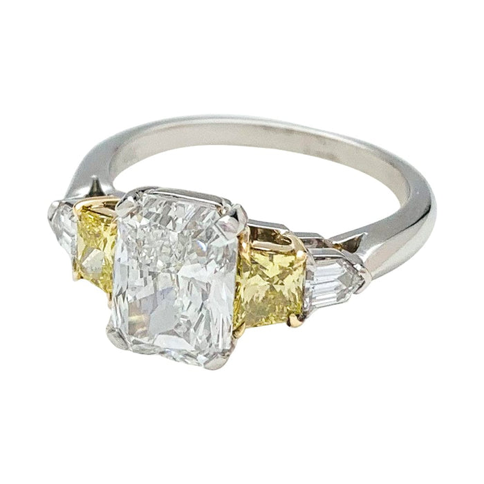 Bague platine et or jaune diamant rectangulaire brillanté, 2 carats.