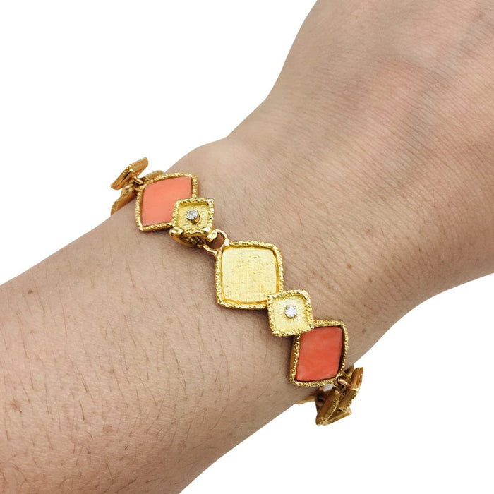 Bracelet in yellow gold, coral and diamonds.