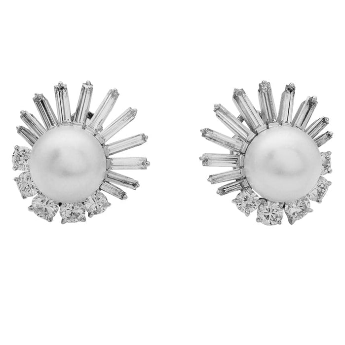 Boucles d'oreilles signées M.Gérard, platine diamants et perles des Mers du Sud.