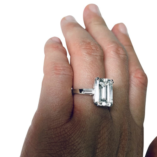 Solitaire diamant taille émeraude 3,82 carats, or et platine