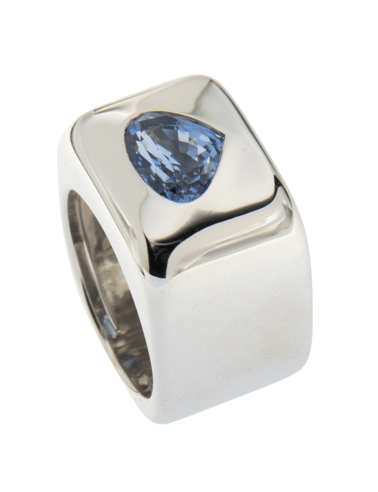 Modernist ring in white gold and natural sapphire in heart