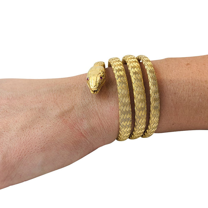 Un bracelet Serpent en or jaune.