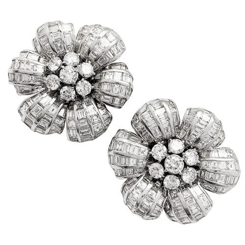 Boucles d'oreilles Boucles d'oreille fleurs en or blanc serties diamants baguette et ronds. 58 Facettes 30291