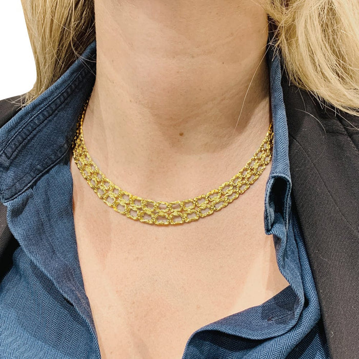 Un collier vintage en or jaune.