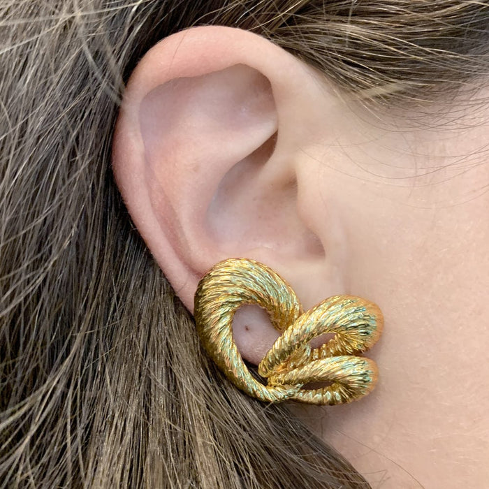 Boucles d'oreilles Boucheron en or jaune.