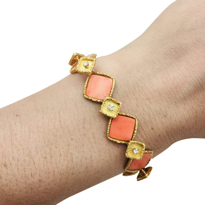 Bracelet en or jaune, corail et diamants.