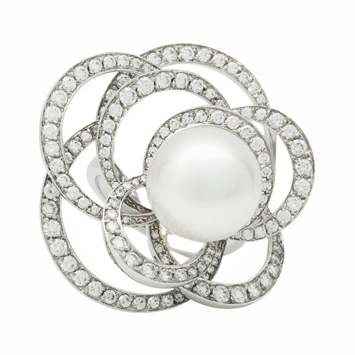 Bague Chanel, "Fil de Camélia", or blanc, perle et diamants.