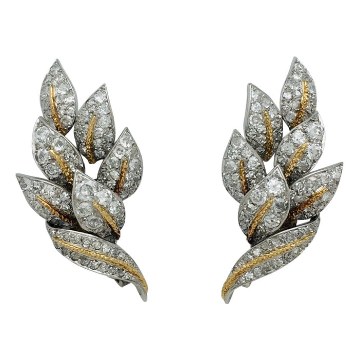 Boucles d'oreilles "Feuilles" en platine or jaune et diamants.