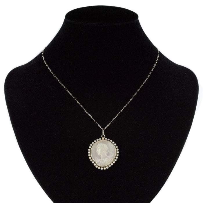 Pendentif Médaille et sa chaine en platine, nacre et perles fines 58 Facettes 18-374
