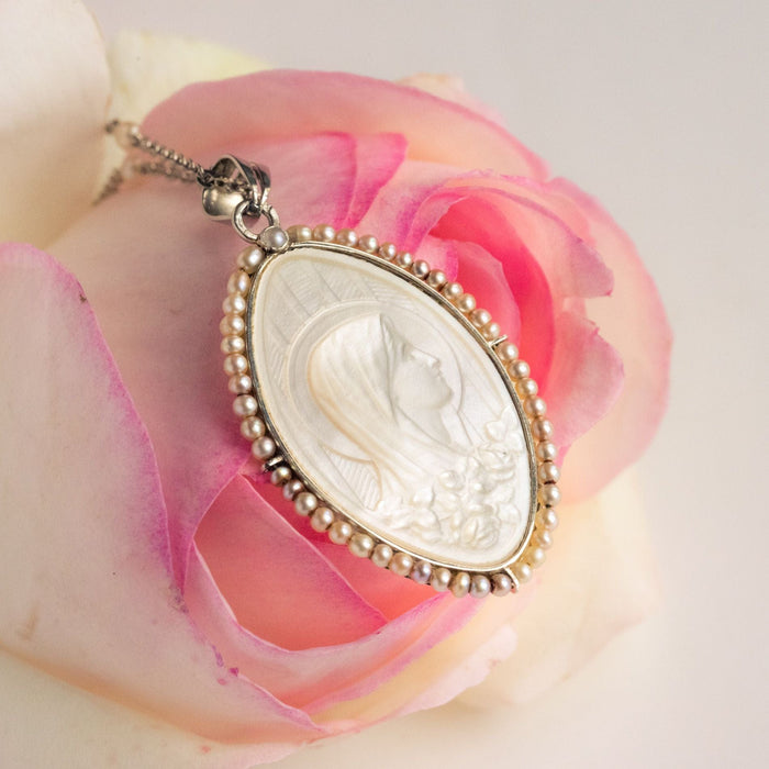 Collier Médaille ancienne en nacre et sa chaine aux perles fines 58 Facettes 20-318
