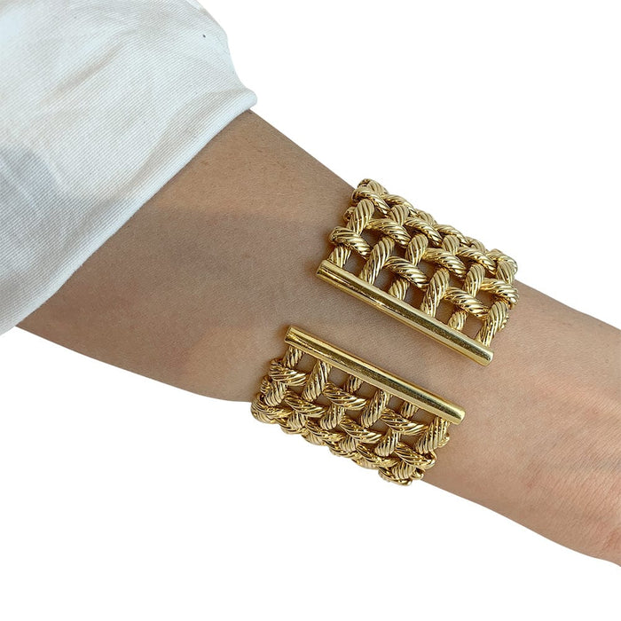 Bracelet Manchette Hermès en or jaune.