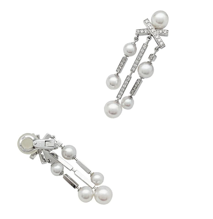 Boucles d'oreilles Chanel modèle "Matelassé" en or blanc, diamants et perles.