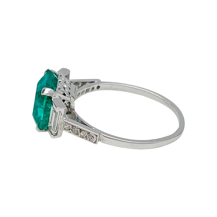 Ring 55 Platinum ring, centered with a 2,81 carat emerald and diamonds. 58 Facettes 30127