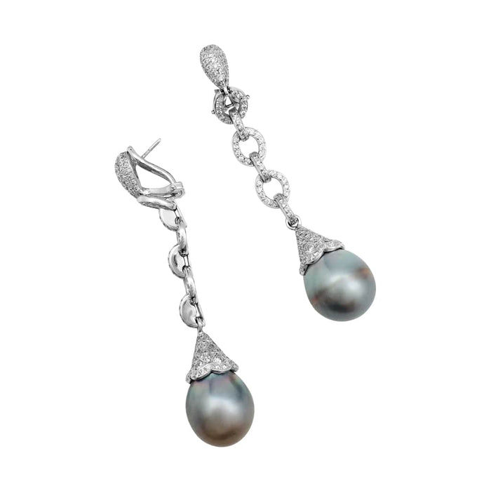 Boucles d'oreilles pendantes en or blanc, diamants et perles.