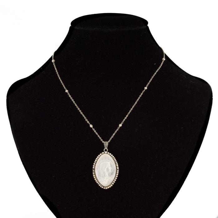 Collier Médaille ancienne en nacre et sa chaine aux perles fines 58 Facettes 20-318