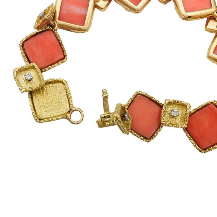Bracelet in yellow gold, coral and diamonds.