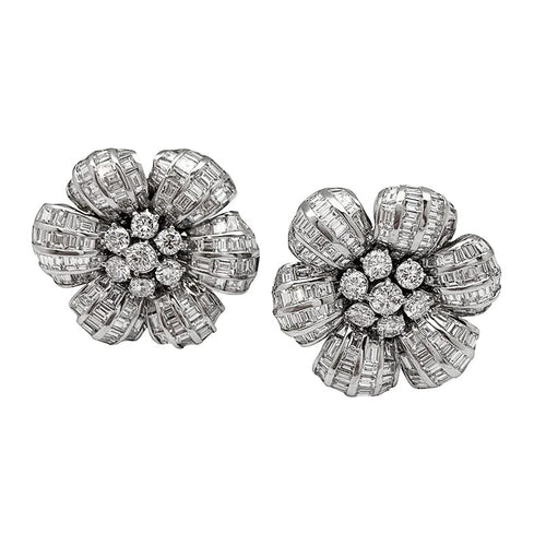 Boucles d'oreilles Boucles d'oreille fleurs en or blanc serties diamants baguette et ronds. 58 Facettes 30291